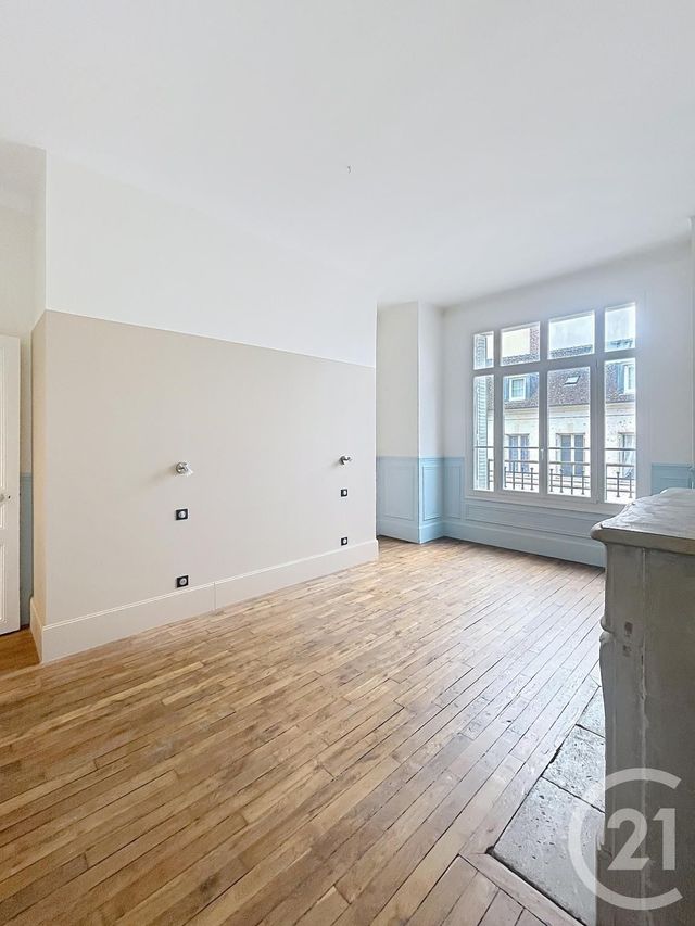 Appartement F4 &agrave; louer - 4 pi&egrave;ces - 122,25 m2 - Compiegne - 60 - PICARDIE